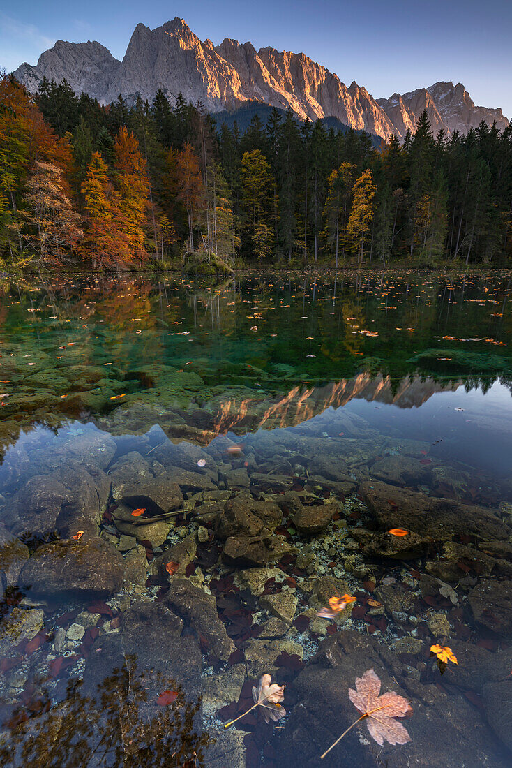 Herbstliche Farben am Badersee mit dem Zugspitzmassiv im Hintergrund nahe Grainau in Oberbayern, Deutschland.