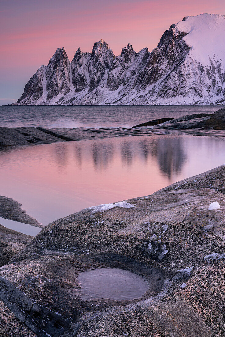 Im ersten Morgenlicht am Strand von Tungeneset auf der Insel Senja, Norwegen.