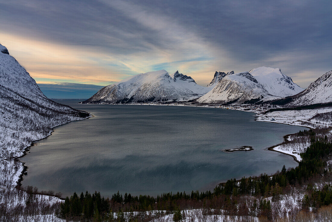 Winterliche Fjordlandschaften auf der Insel Senja, Norwegen.