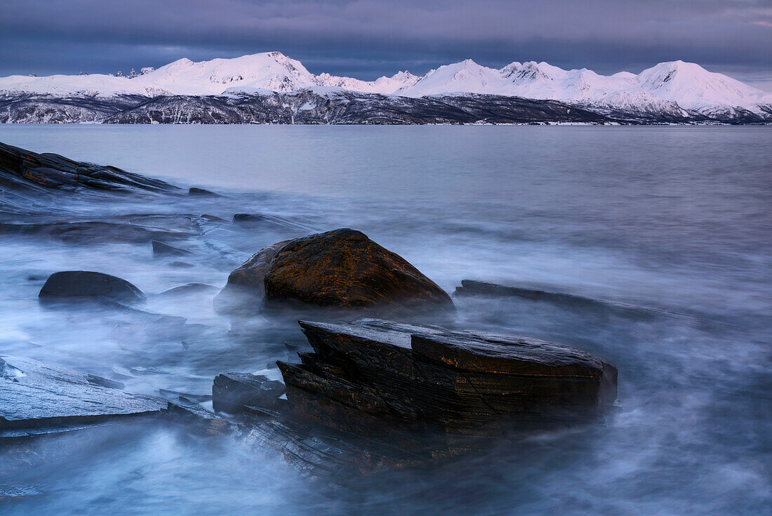 Winterliche Fjordlandschaften in den Lyngenalpen, Norwegen.