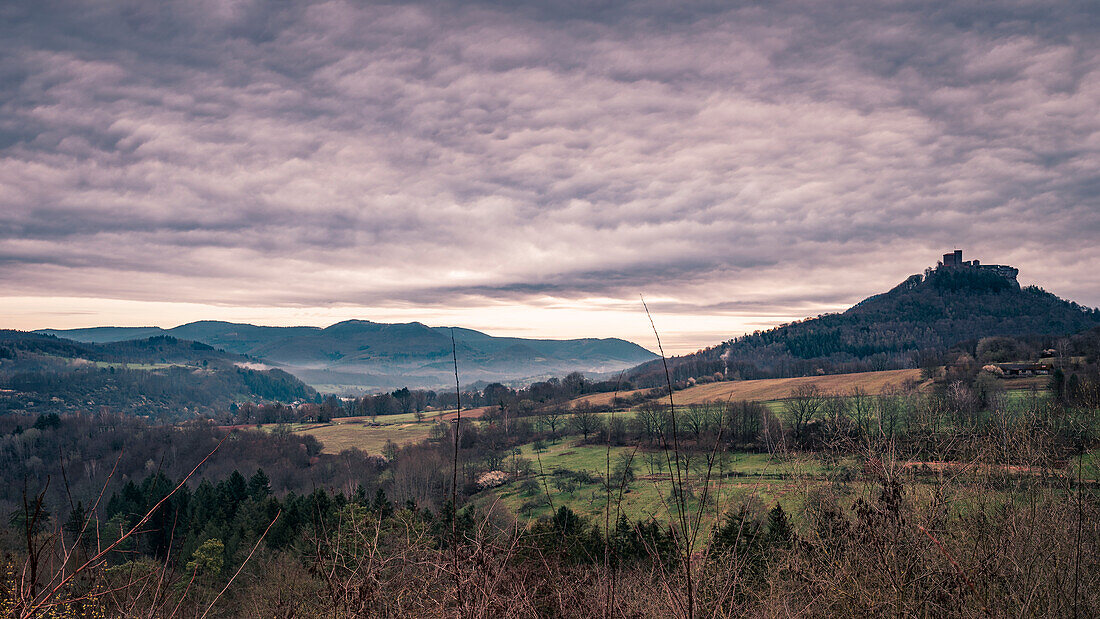 Blick auf die Burg Trifels am frühen Morgen mit Wolken am Himmel, Annweiler am Trifels, Südliche Weinstraße, Rheinland-Pfalz, Deutschland