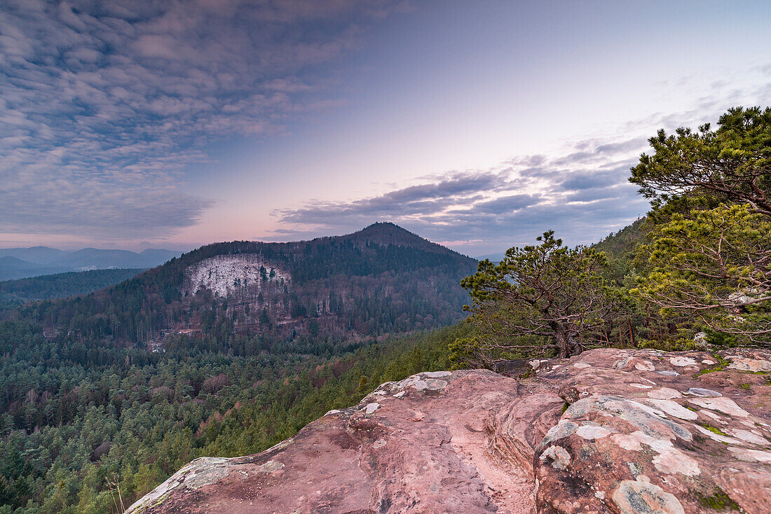 Aussicht auf den östlichen Wasgau vom Schlüsselfels bei Sonnenaufgang, Busenberg, Dahner Felsenland, Rheinland-Pfalz, Deutschland