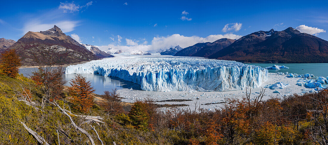 Atemberaubend farbenfrohes Panorama vom Perito Moreno Gletscher im Los Glaciares Nationalpark, Argentinien, Patagonien, Südamerika