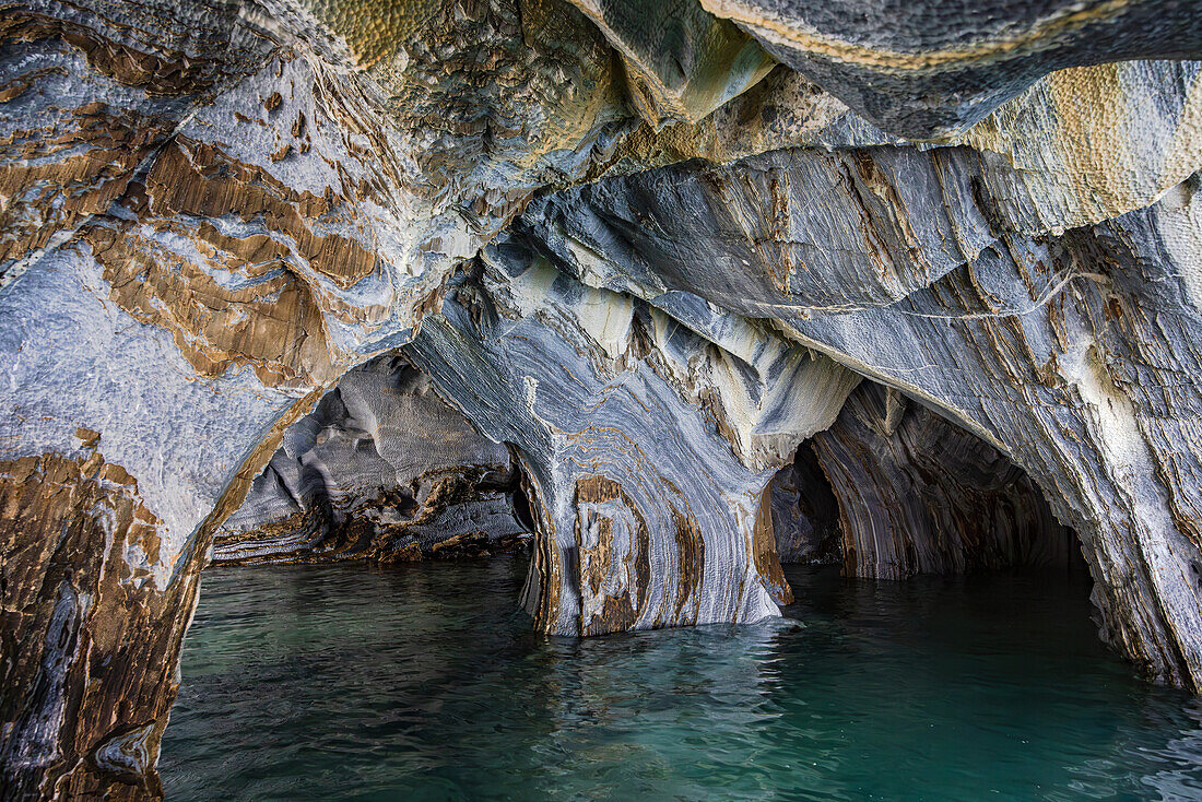 Die fein strukturierten Schichten im Marmor der atemberaubenden Cuevas de Marmol am Lago General Carrera im chilenischen Patagonien, Südamerika