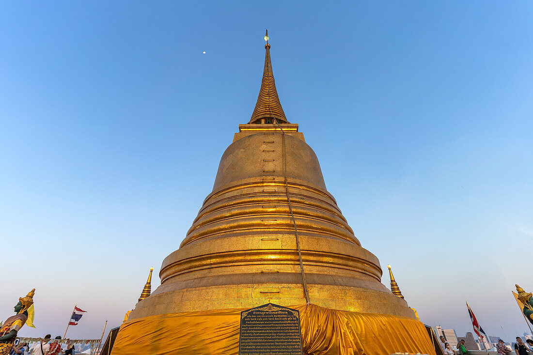 Goldener Chedi der buddhistischen Tempelanlage Wat Saket oder Tempel des Goldenen Berges, Golden Mount Temple, Bangkok, Thailand, Asien  