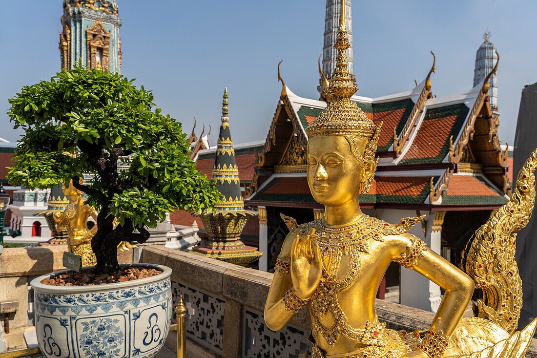 Vergoldete Statue eines mythologischen Wesen im Wat Phra Kaeo, der buddhistische Tempel des Königs, Großer Palast Bangkok, Thailand, Asien  