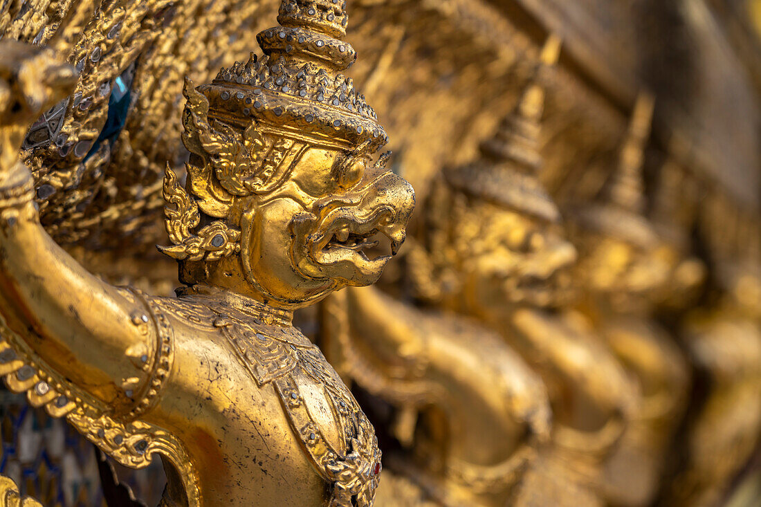 Reihe vergoldeter Garudas, Wat Phra Kaeo, der buddhistische Tempel des Königs im alten Königspalast, Großer Palast Bangkok, Thailand, Asien  