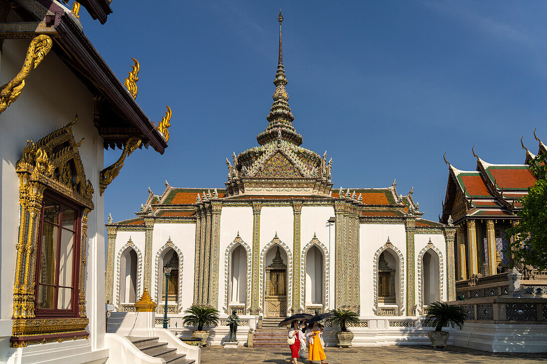 Wat Phra Kaeo, der buddhistische Tempel des Königs im alten Königspalast, Großer Palast Bangkok, Thailand, Asien    