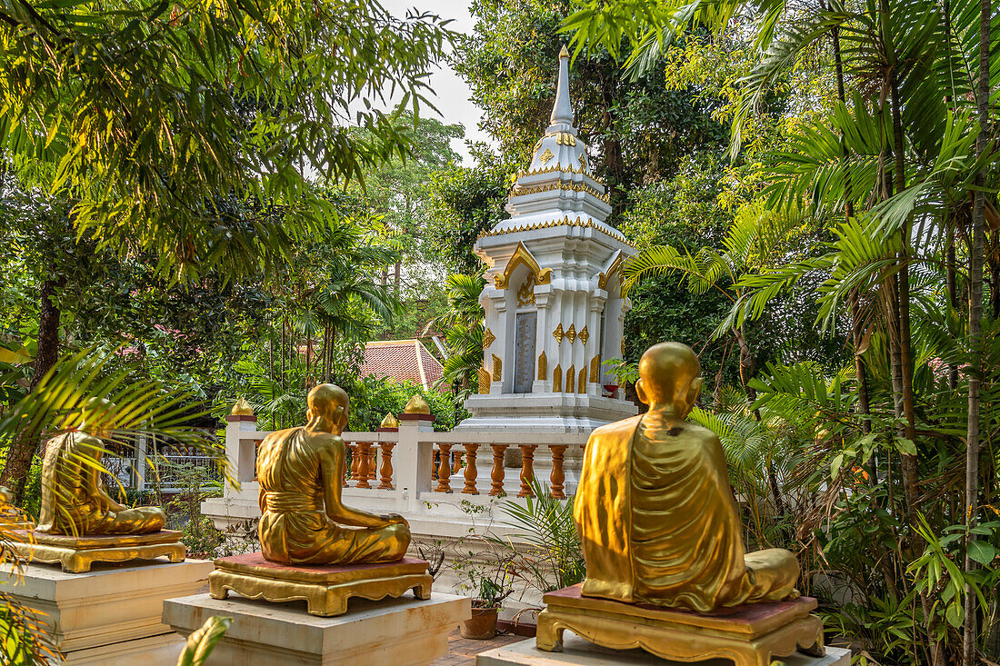 Goldene Statuen von Mönchen im Garten der buddhistischen Tempelanlage Wat Phra Singh, Chiang Mai, Thailand, Asien