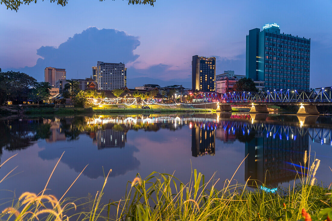 Skyline von Chiang Mai spiegelt sich im Fluss Mae Nam Ping in der Abenddämmerung, Chiang Mai, Thailand, Asien