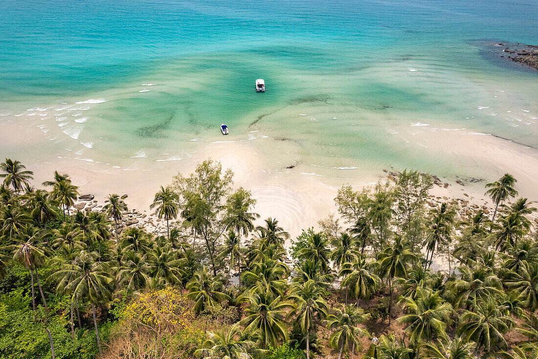 Luftbild vom Strand Khlong Yai Kee Beach, Insel Ko Kut oder Koh Kood im Golf von Thailand, Asien  