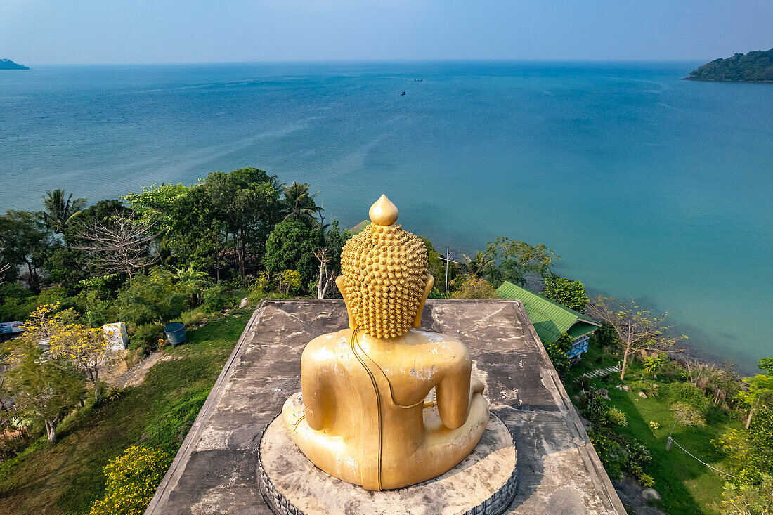 Der grosse Buddha des Wat Ao Salat im Fischerdorf Ban Ao Salad aus der Luft gesehen, Insel Insel Ko Kut oder Koh Kood im Golf von Thailand, Asien 