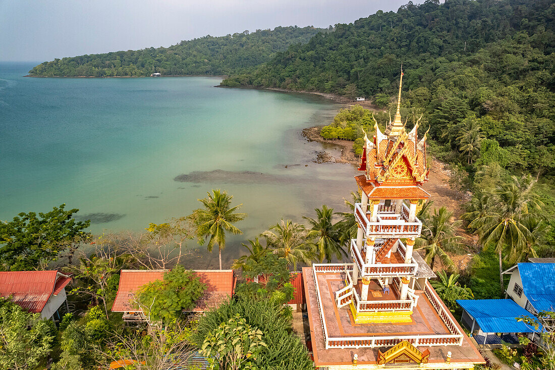 Wat Ao Salat im Fischerdorf Ban Ao Salad aus der Luft gesehen, Insel Insel Ko Kut oder Koh Kood im Golf von Thailand, Asien