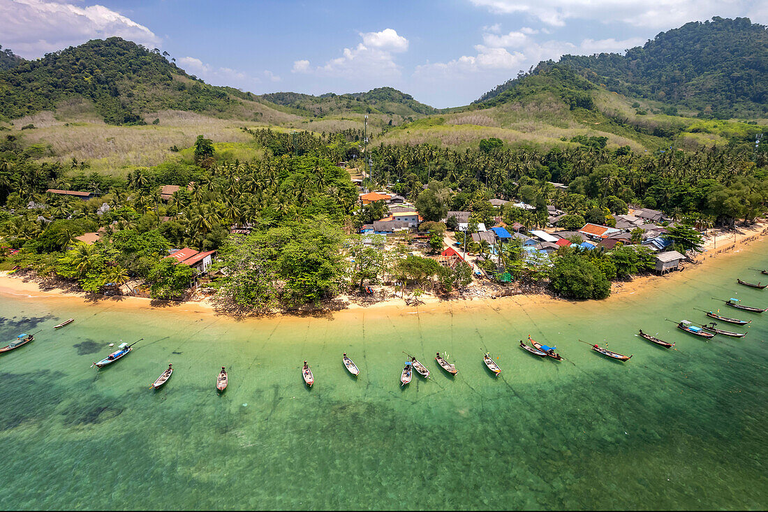 Fischerdorf aus der Luft gesehen, Insel Koh Libong in der Andamanensee, Thailand, Asien  