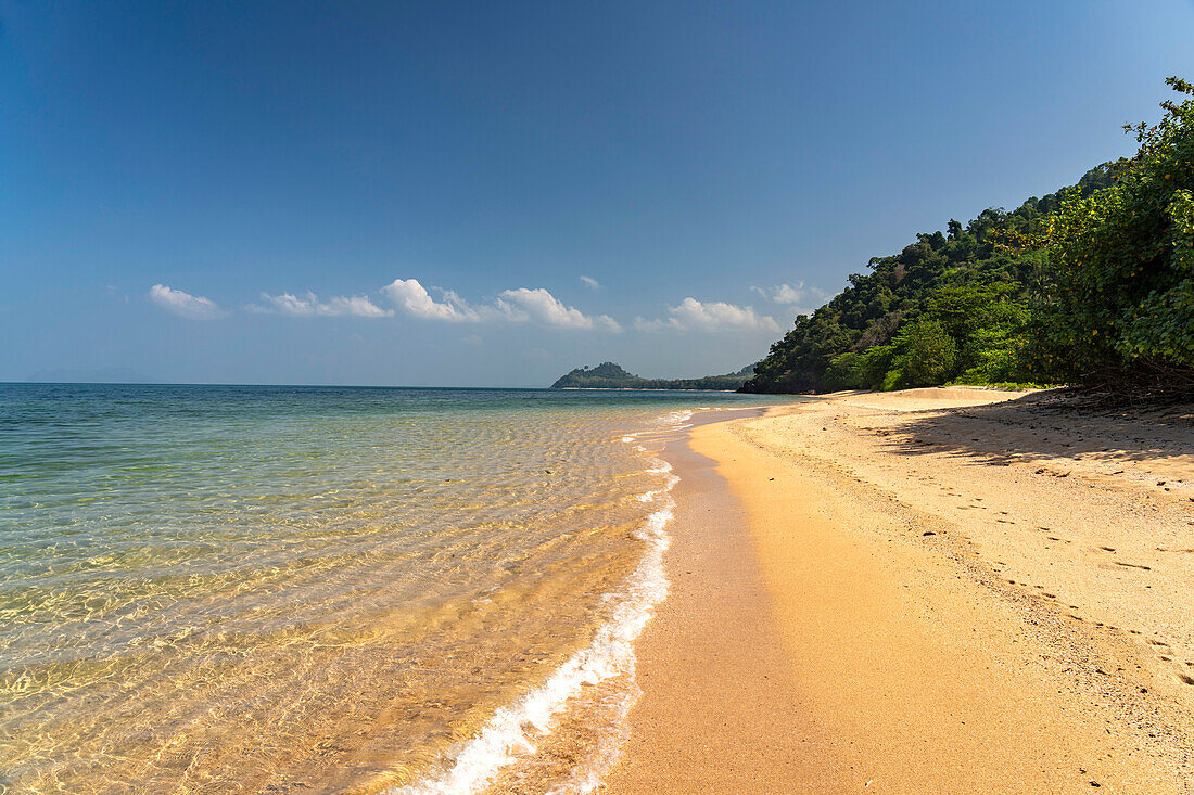 Haad Lang Khao beach auf der Insel Koh Libong in der Andamanensee, Thailand, Asien 