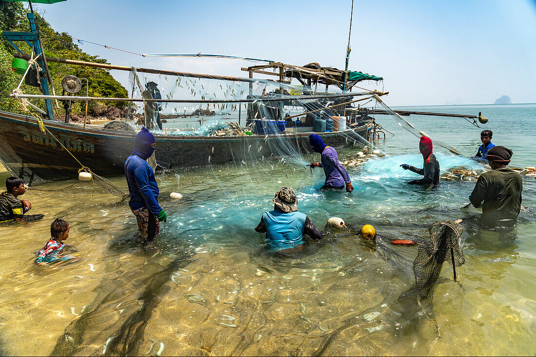 Fischer leeren ihr Netz, Insel Koh Libong in der Andamanensee, Thailand, Asien 