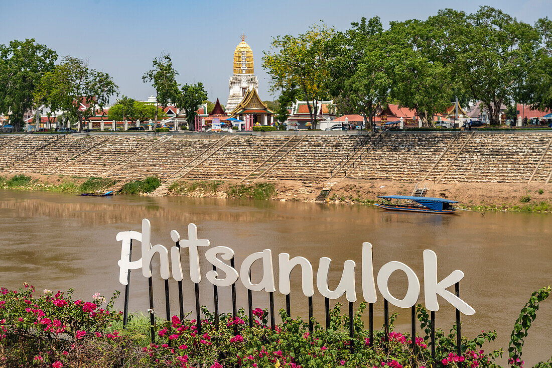 Schriftzug Phitsanulok am Fluss Mae Nam Nan in Phitsanulok, Thailand, Asien