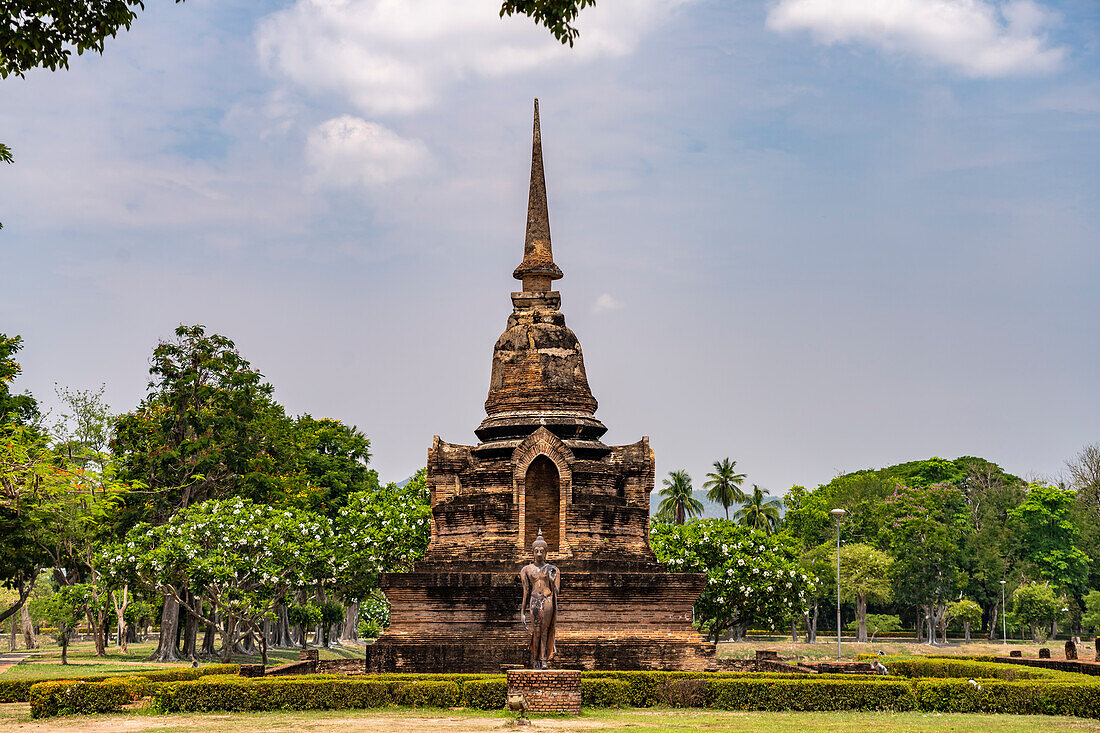 Buddha statue and chedi of the Buddhist temple Wat Sa Si, UNESCO World Heritage Sukhothai Historical Park, Thailand, Asia