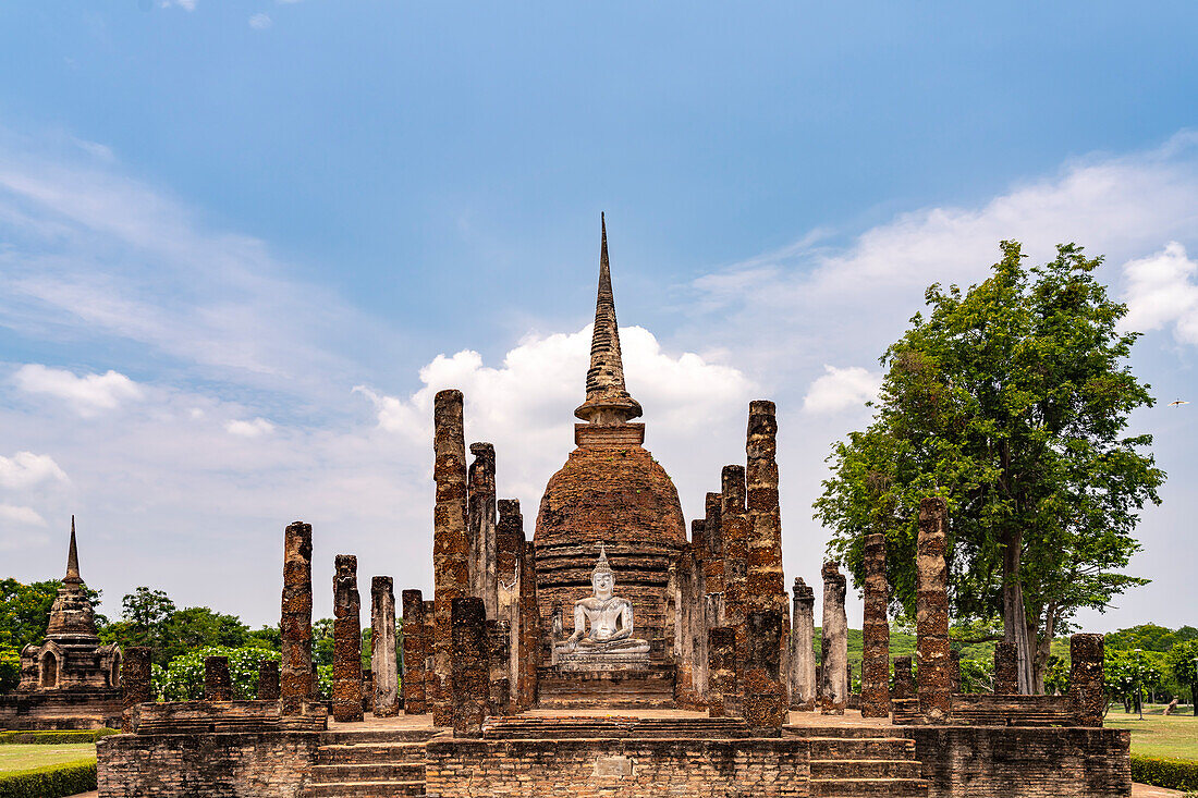 Buddha Statue und Chedi des buddhistischen Tempel Wat Sa Si, UNESCO Welterbe Geschichtspark Sukhothai, Thailand, Asien 