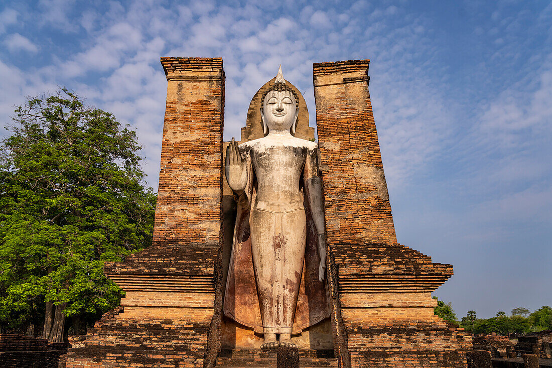 Riesiger stehender Buddha im Tempel Wat Mahathat im UNESCO Welterbe Geschichtspark Sukhothai, Thailand, Asien   