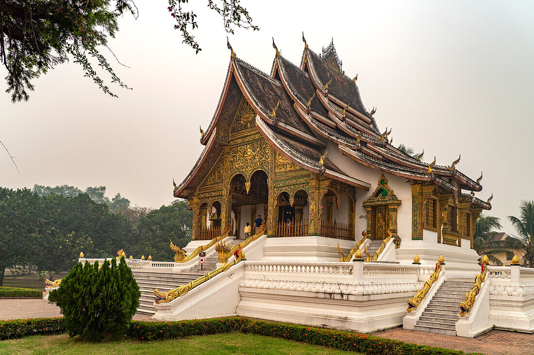 Der Buddhistische Tempel Haw Pha Bang des Königspalast Luang Prabang, Laos, Asien 