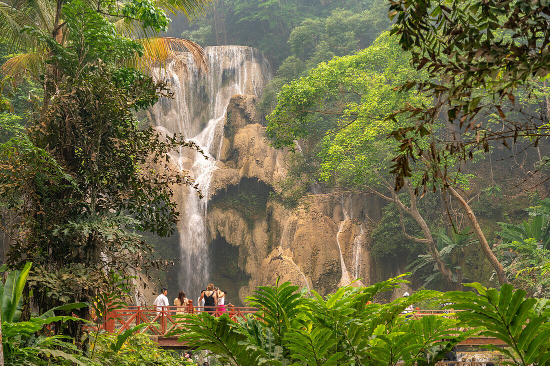 Touristen am Kuang Si Wasserfall bei Luang Prabang, Laos, Asien
