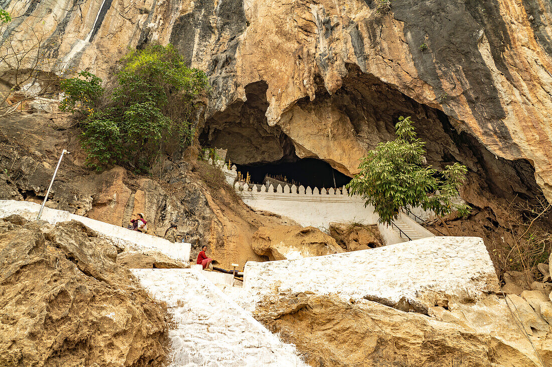 Eingang zu den Pak Ou Höhlen bei Luang Prabang, Laos, Asien 