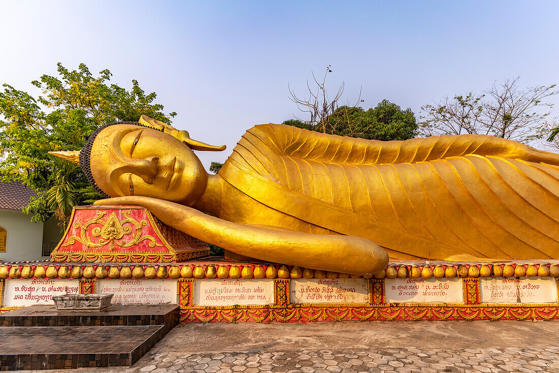 Riesiger liegender Buddha am Tempel Wat That Khao in der Hauptstadt Vientiane, Laos, Asien