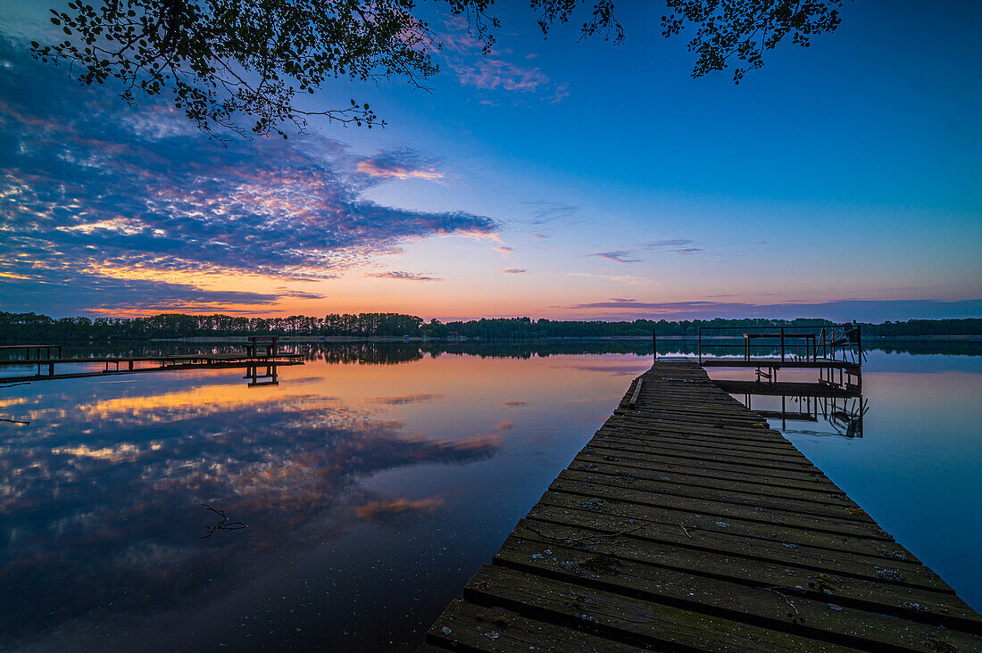 Rahmer See bei Sonnenuntergang und Spiegelung der Wolken im Wasser, Mühlenbecker Land, Brandenburg, Deutschland