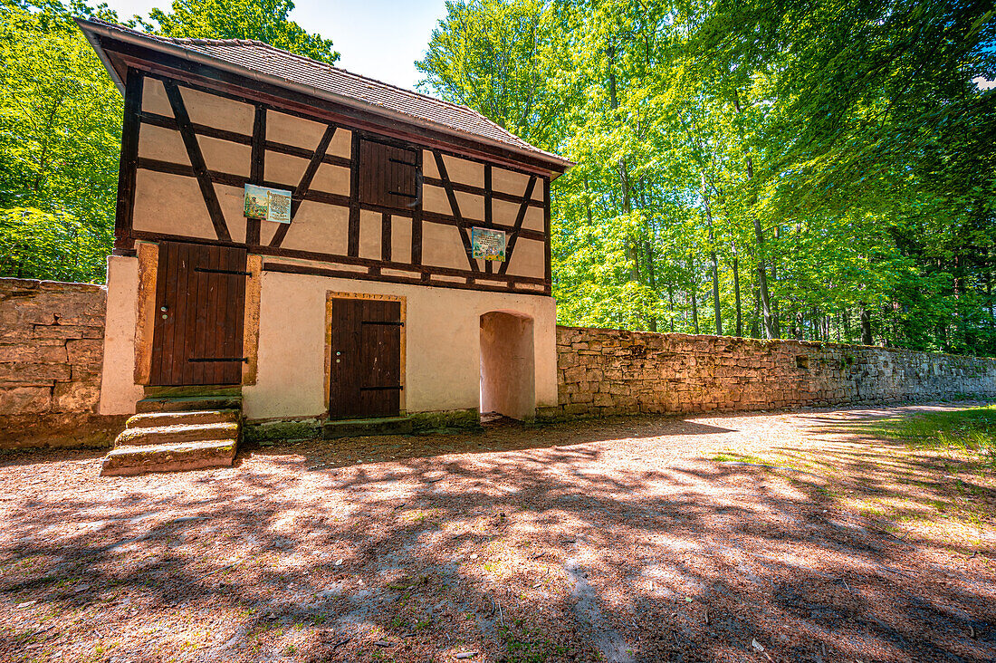 Eingang zur Jagdanlage Rieseneck im Sommer bei Sonnenschein, Kleineutersdorf, Thüringen, Deutschland