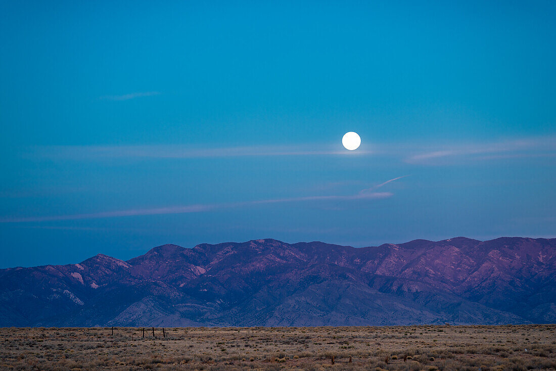 Vollmond geht über der Wüste von New Mexico auf.