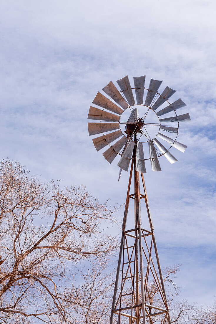 Americana-Windmühle in der Wüste von Arizona.