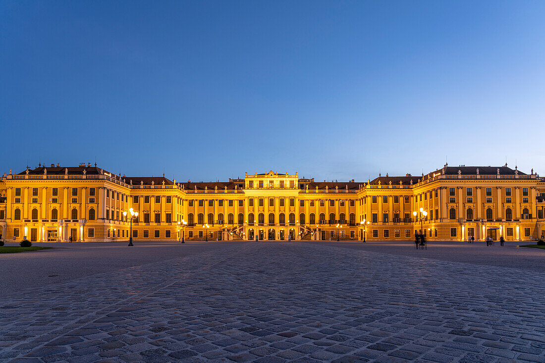 Schloss Schönbrunn in der Abenddämmerung, UNESCO Welterbe in Wien, Österreich, Europa 