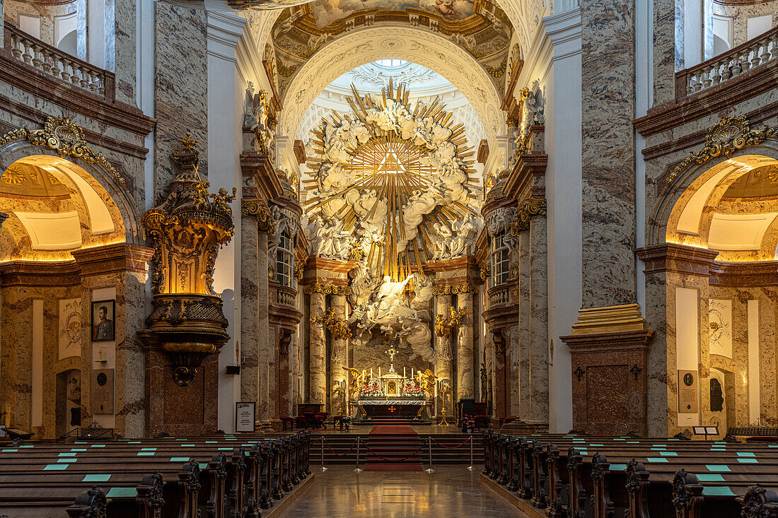 Altar der barocken Karlskirche in Wien, Österreich, Europa  
