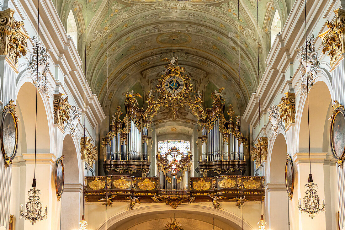 Kirchenorgel der barocken Pfarrkirche Mariahilfer Kirche in Wien, Österreich, Europa 