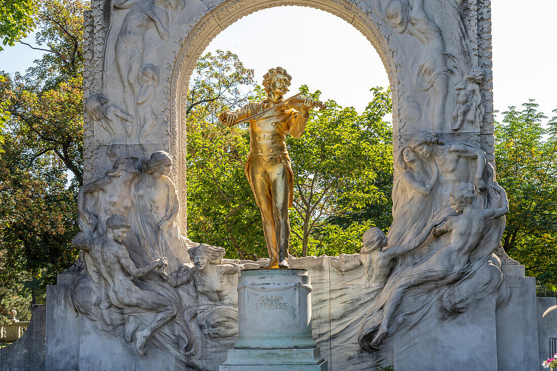 Das Johann-Strauß-Denkmal im Wiener Stadtpark in Wien, Österreich, Europa  