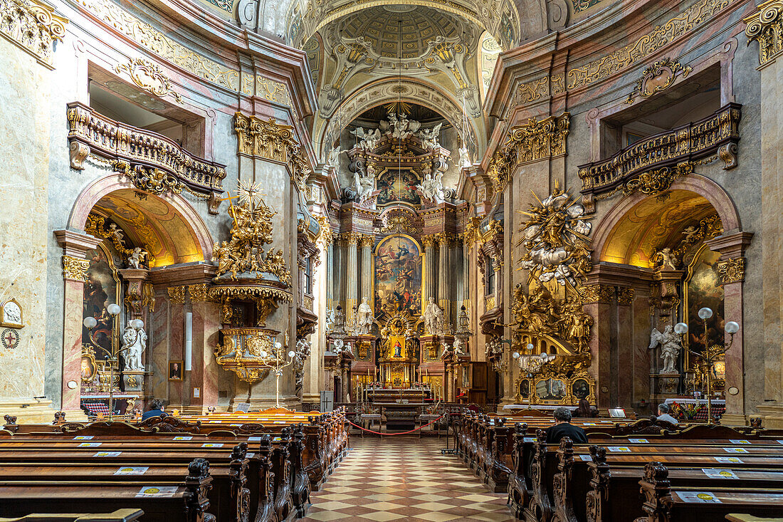 Innenraum der barocken Peterskirche in Wien, Österreich, Europa
