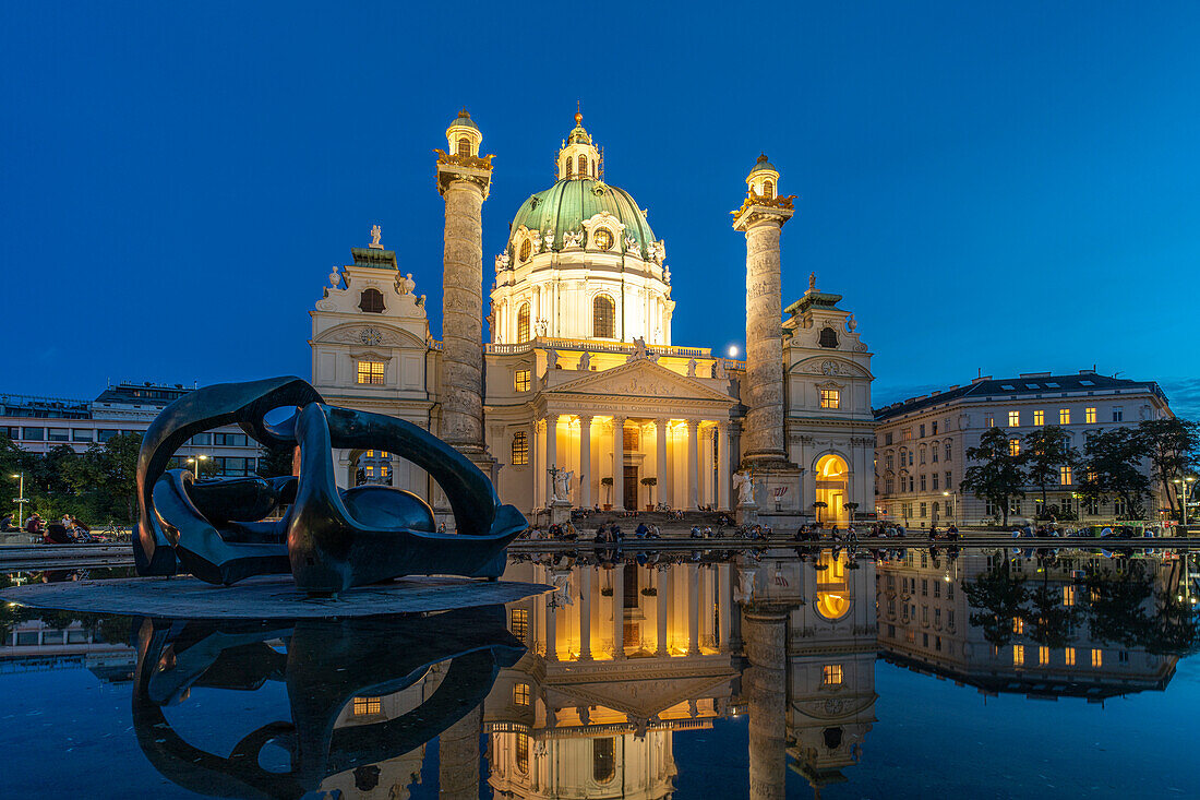 Plastik von Henry Moore Hill Arches und die Karlskirche in Wien in der Abenddämmerung, Österreich, Europa  