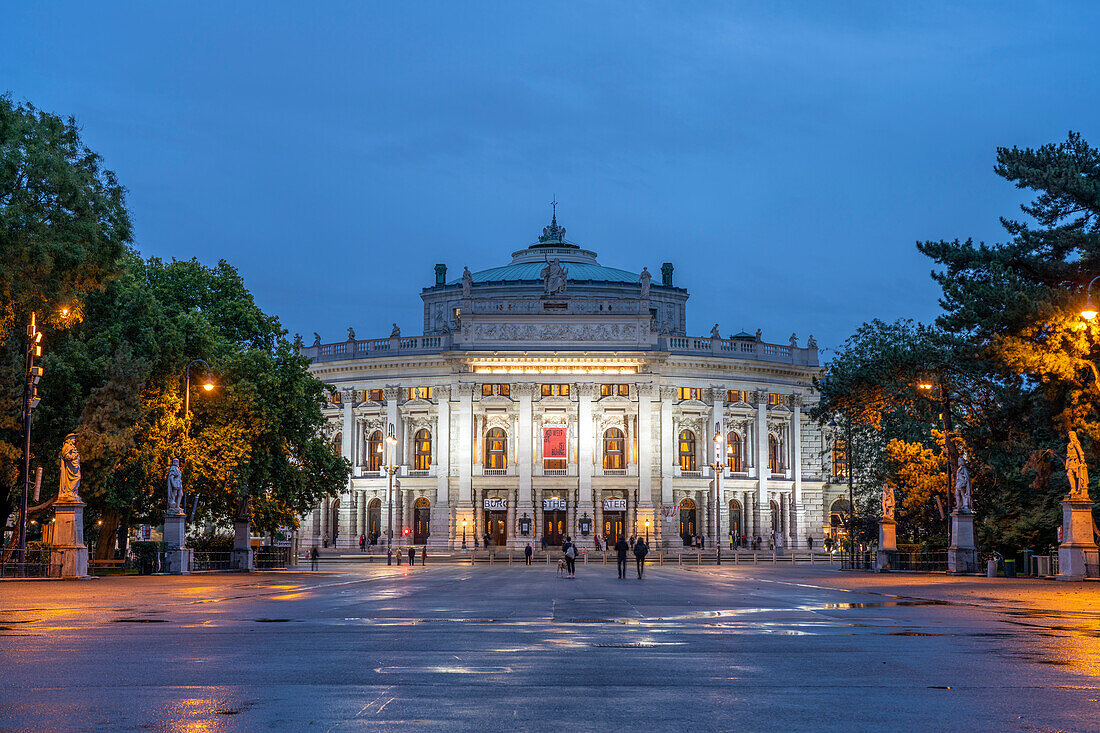 Das Burgtheater in der Abenddämmerung, Wien, Österreich, Europa 