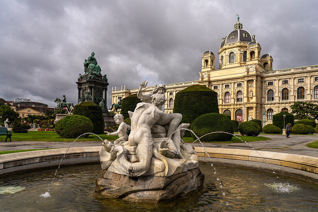 Brunnen auf dem Maria-Theresien-Platz und das Naturhistorische Museum in Wien, Österreich, Europa