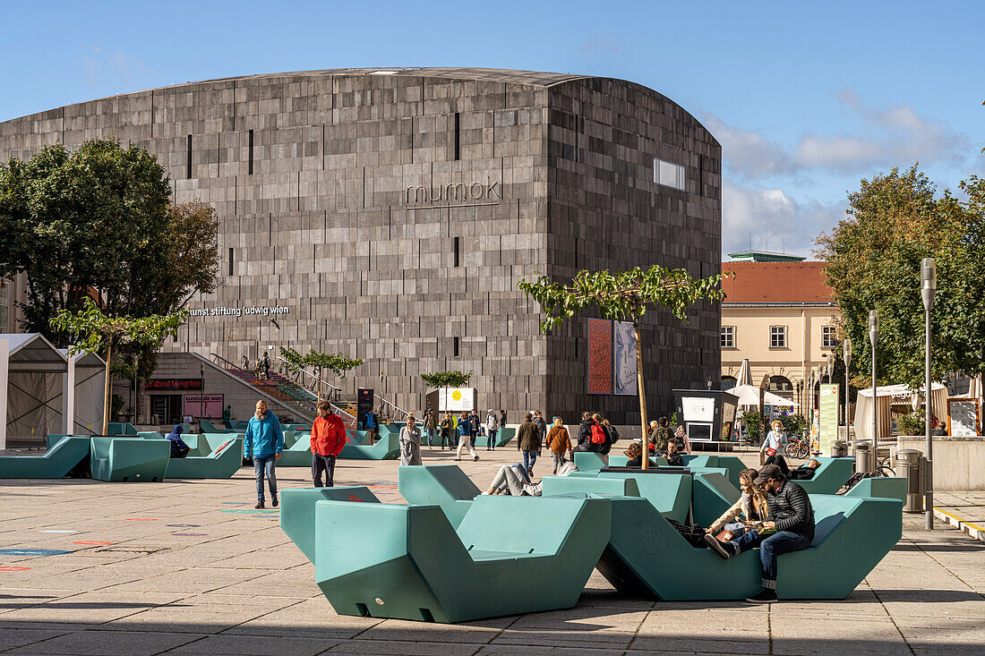 Hofmöbel Enzis und das MUMOK, das Museum Moderner Kunst im MuseumsQuartier MQ in Wien, Österreich, Europa 