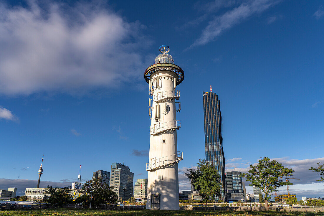 Leuchtturm Donauinsel, Donauturm, Donau City und in Wien, Österreich, Europa