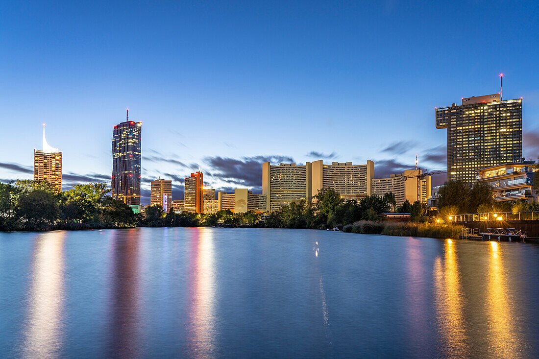 Kaiserwasser, UNO-City und die Skyline der Donau City in der Abenddmmerung, Wien, Österreich, Europa 