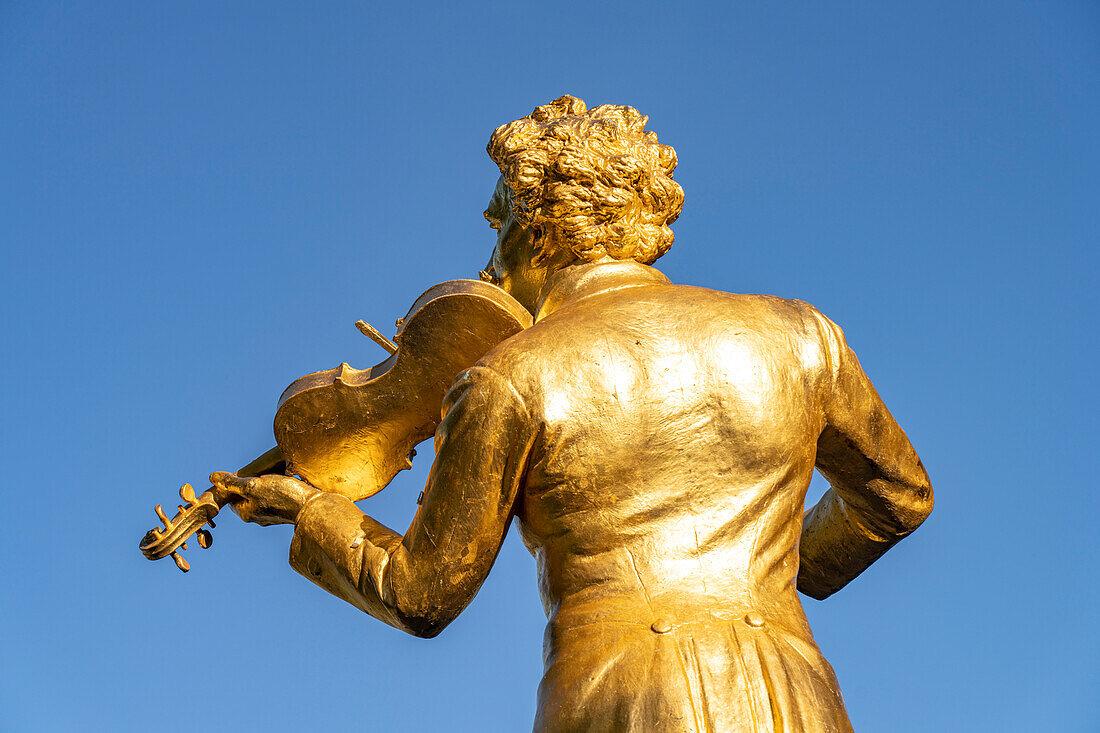 Das Johann-Strauß-Denkmal im Wiener Stadtpark in Wien, Österreich, Europa  