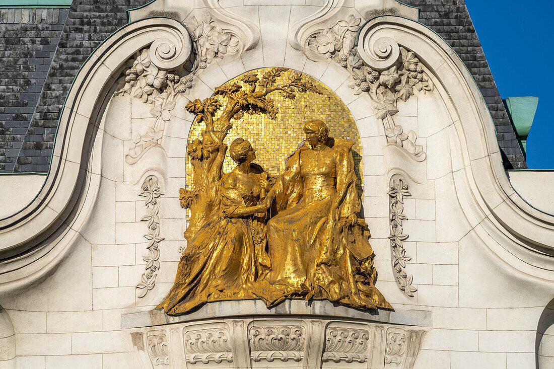 Darstellung der Austria von Paul Gasq und der France von François Sicard am Jugendstil Palais der Französischen Botschaft in Wien, Österreich, Europa 