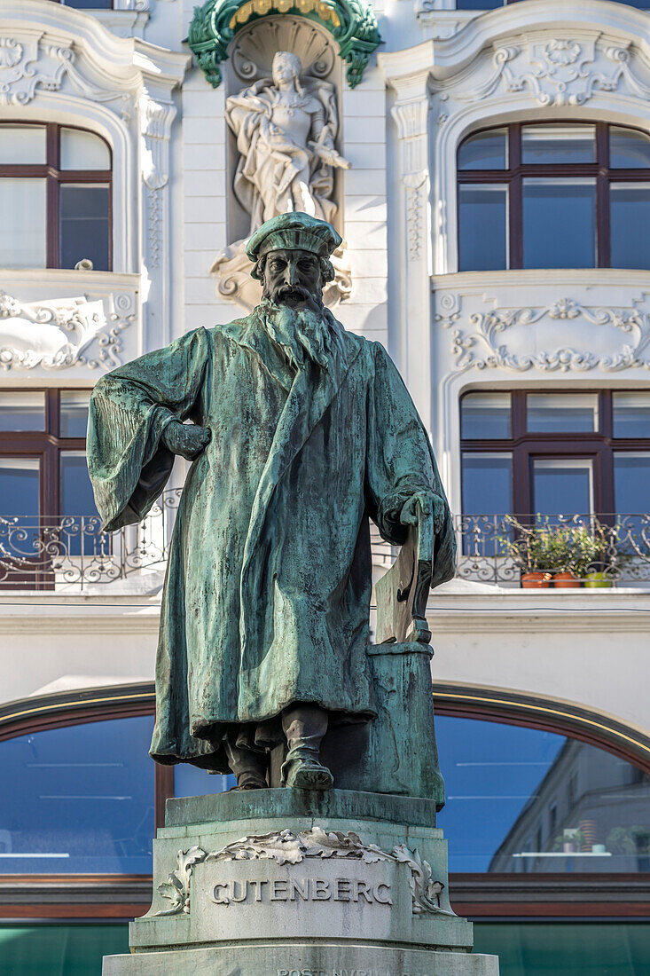 Gutenberg-Denkmal vor dem Regensburger Hof am Lugeck in Wien, Österreich, Europa 