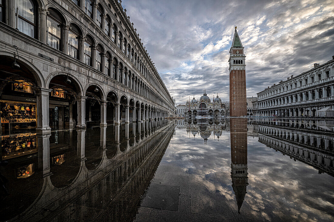 Italy, Veneto, Venice, St. Mark's Square, Piazza San Marco, Aqua Alta, St. Mark's Basilica, morning mood, flooding