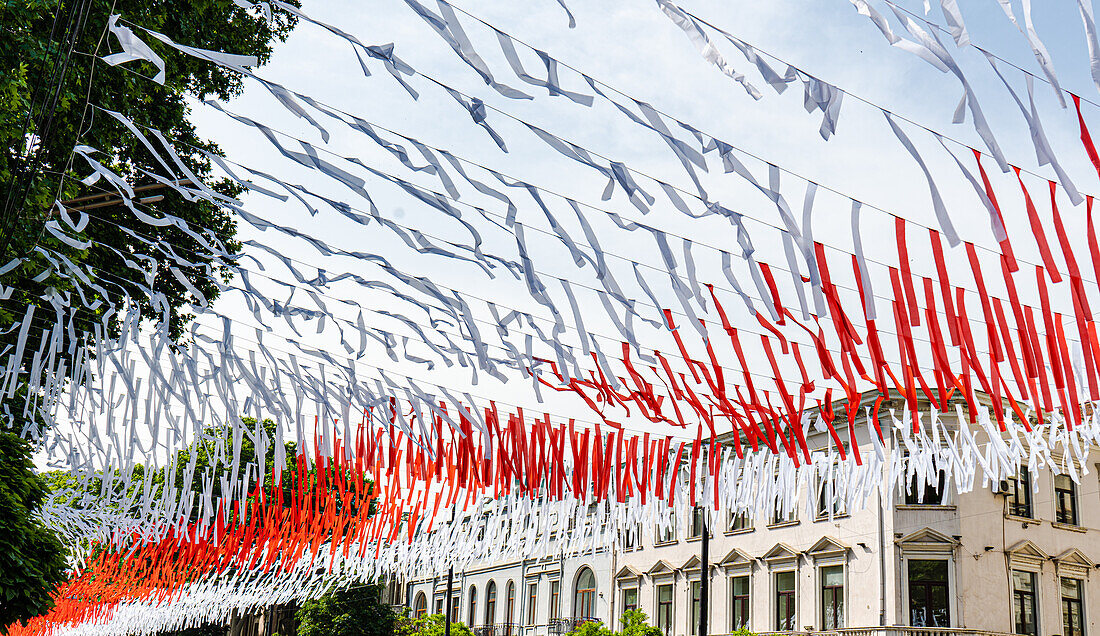 Dekoration der Rustaweli-Allee in Tiflis, Feier Unabhängigkeitstag am 26. Mai, Georgien, Europa