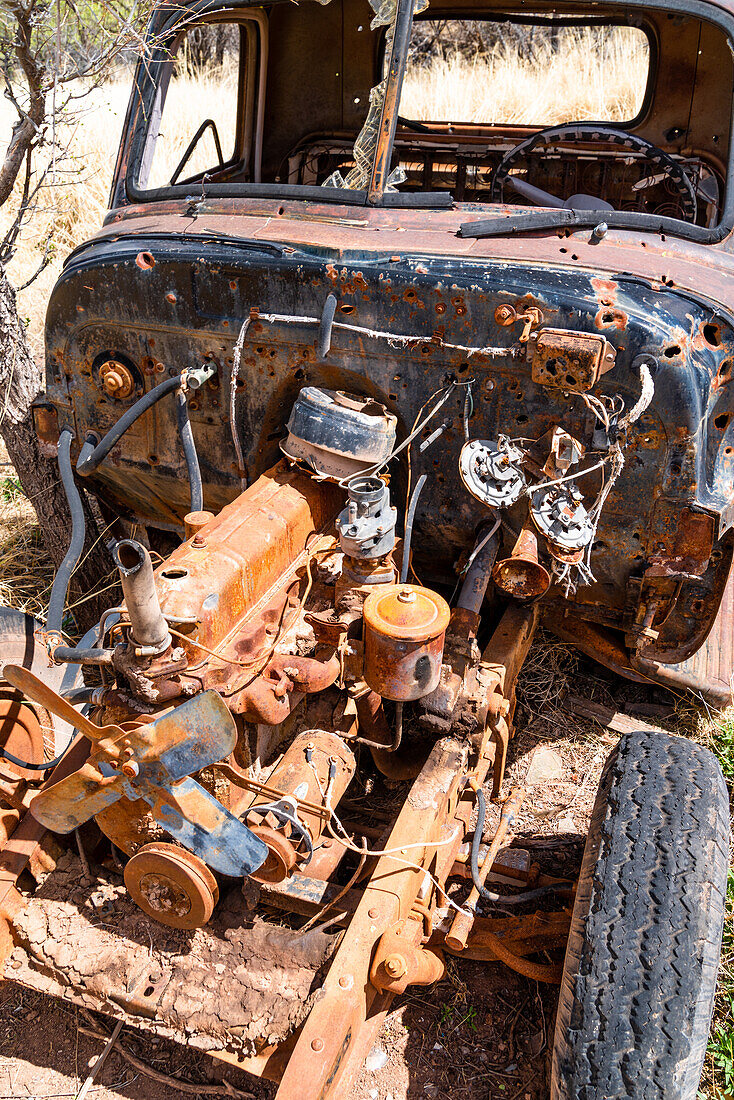Verrostetes Oldtimer Autowrack, das auf einem Feld zurückgelassen wurde, New Mexico, USA
