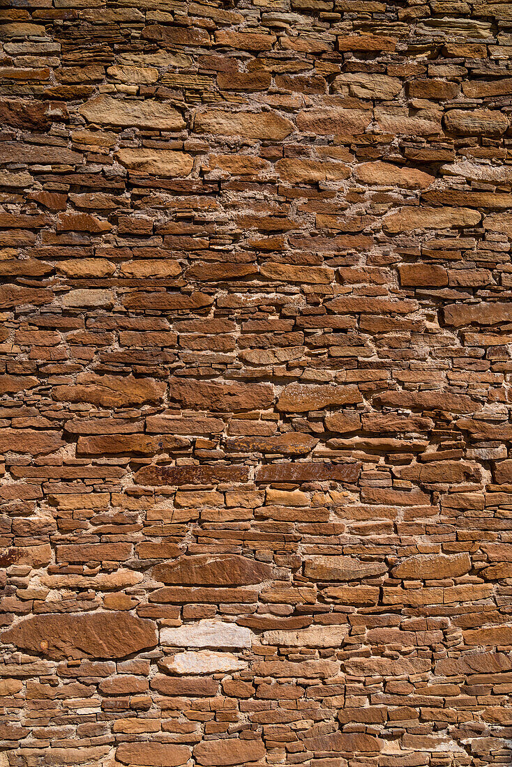 Eine Steinmauer in Hungo Pavi, einem großen Pueblo-Haus und einer archäologischen Stätte im Chaco Canyon, New Mexico, USA.